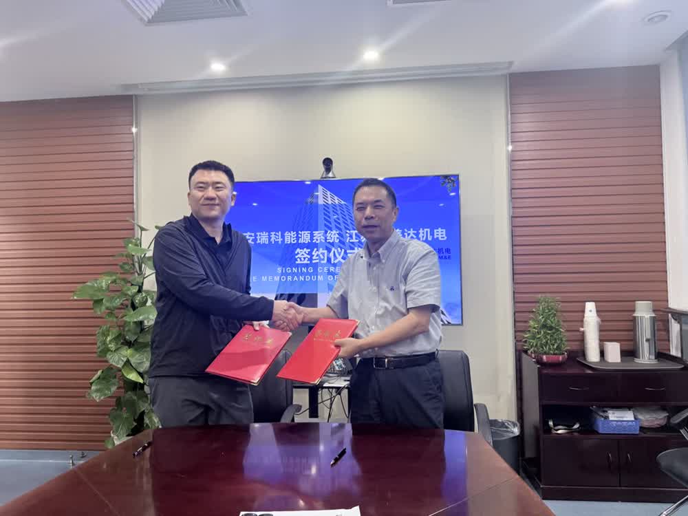 Handshake after the CIMC ENRIC and Firman SUMEC MOU signing