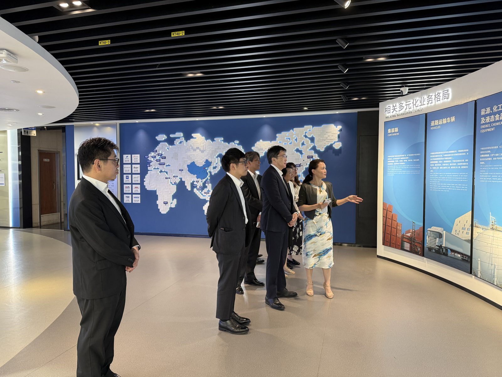 CIMC ENRIC team presenting the group's global footprint map and diversified business lines to the visiting delegation